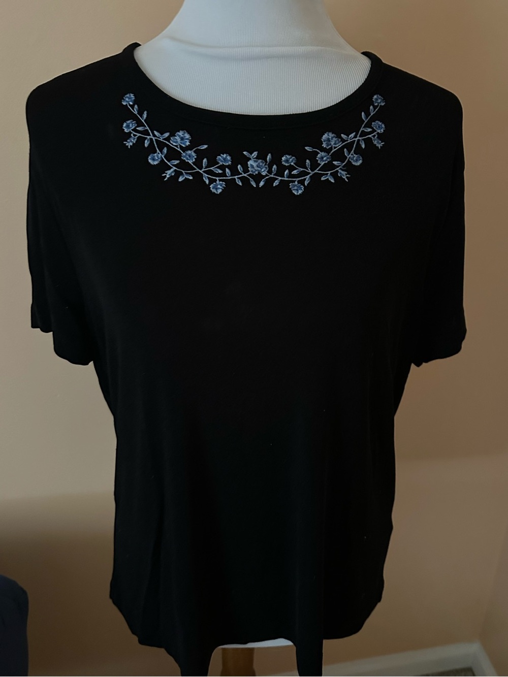 Black Floral-Embroidered Women's Tee